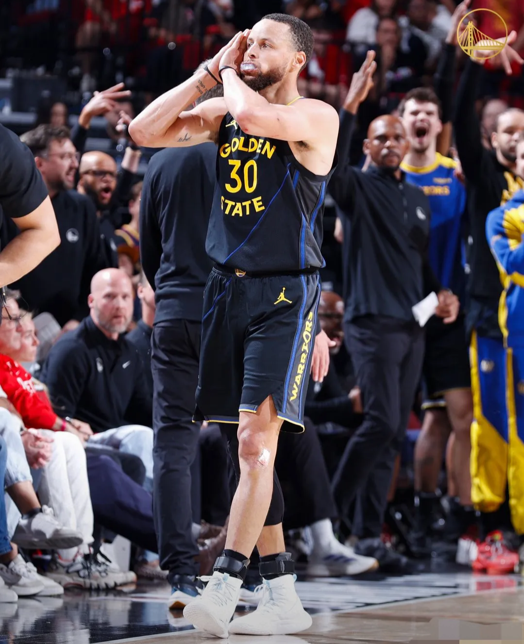 九游娱乐中心-巴塞罗那观众热烈欢呼！，詹姆斯迎来七赛季出色发挥比赛高潮迭起-九游娱乐中心